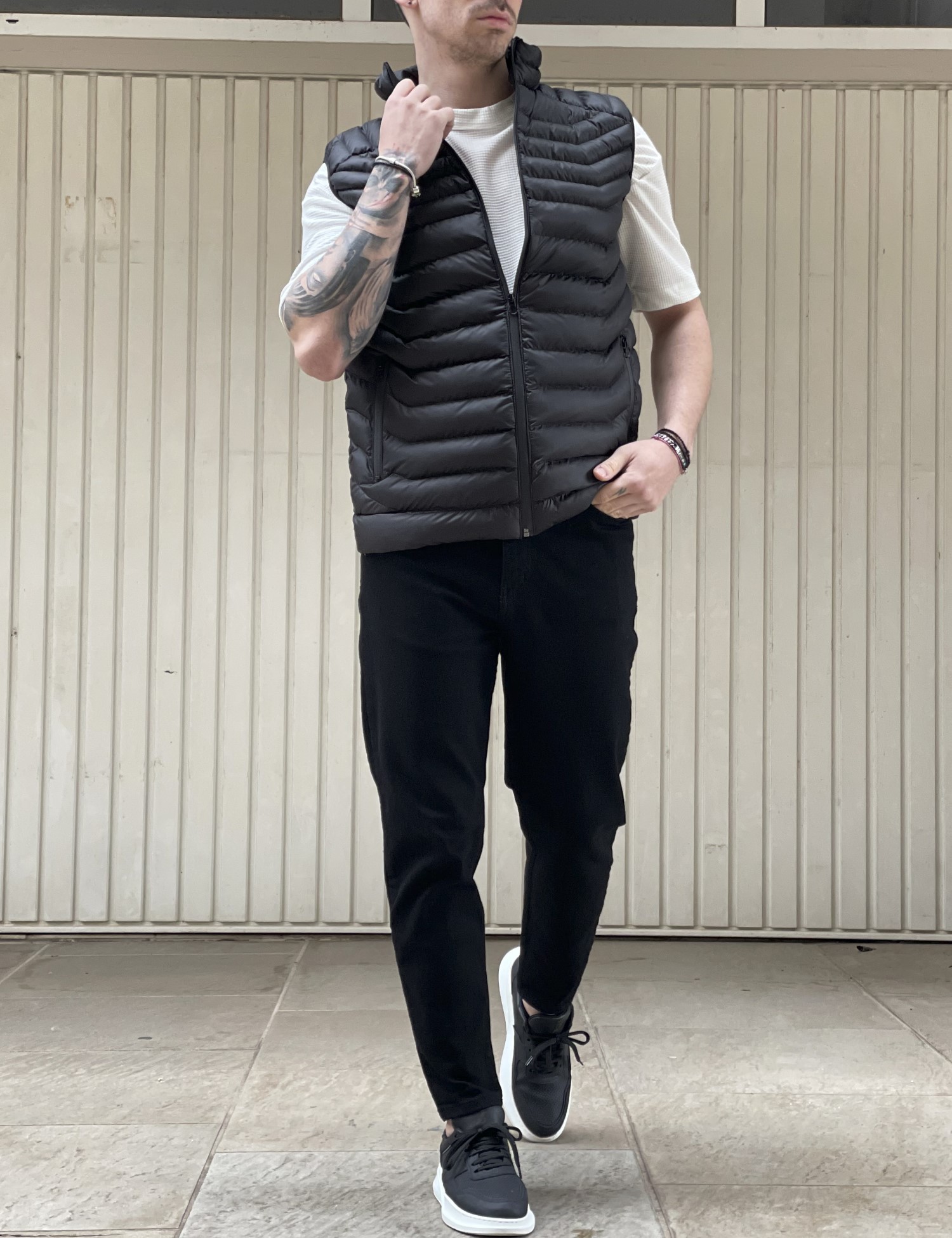 Ανδρικό μαύρο αμάνικο μπουφάν καπιτονέ 3417 φωτογραφία